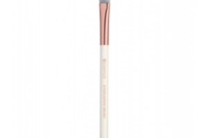 un pinceau à paupières d'Essence