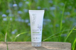 un exfoliant visage RoyeR Cosmétics