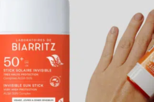 stick solaire invisible SPF50+ de Biarritz