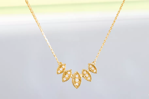 un collier Mini Isaure en or rose et diamants