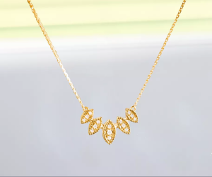 un collier Mini Isaure en or rose et diamants