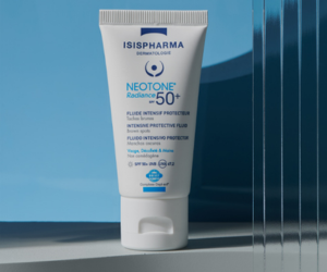 un fluide intensif protecteur Neotone Radiance SFP50+ d'Isispharma