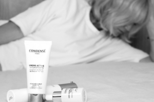 un masque contour des yeux de Condensé Paris