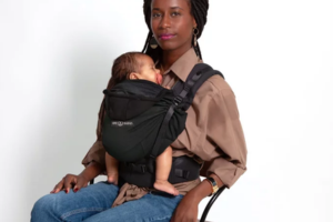 un porte-bébé HoodieCarrier 2 de Love Radius
