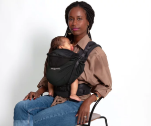 un porte-bébé HoodieCarrier 2 de Love Radius