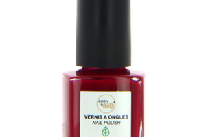 un vernis à ongles framboise Born To Bio