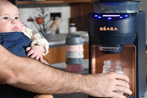 un préparateur de biberons Milkeo Plus Béaba