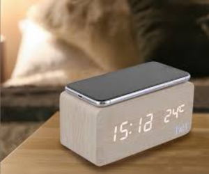 un réveil numérique avec charge à induction TnB